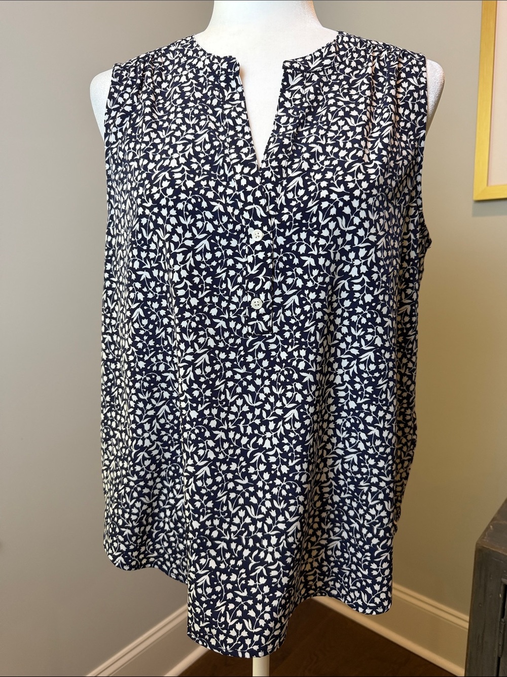J. Crew Navy and White Sleeveless V-Notch Floral Shell. Size Small.